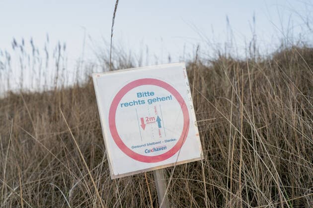 Schild Abstand halten an der Strandpromenade in Cuxhaven in Niedersachsen;Schild Abstand halten an der Strandpromenade in Cuxhaven in Niedersachsen, Hamburg Hamburg Deutschland Cinemaxx Dammtor