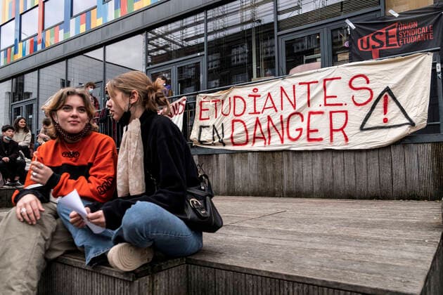 February 22, 2021, Brussels, Puglia, Belgium: Students protest against the isolation and precariousness due to the Covid-19 crisis at the Libre University (ULB) in Brussels. The students are asking, among others, for the reopening of audiences, the resumption of extra-curricular activities, the resumption of sport, free psychological support, and a Covid-19 grant. Brussels, Belgium, February 22, 2021. Brussels Belgium - ZUMAm177 20210222_zip_m177_019 Copyright: xValeriaxMongellix