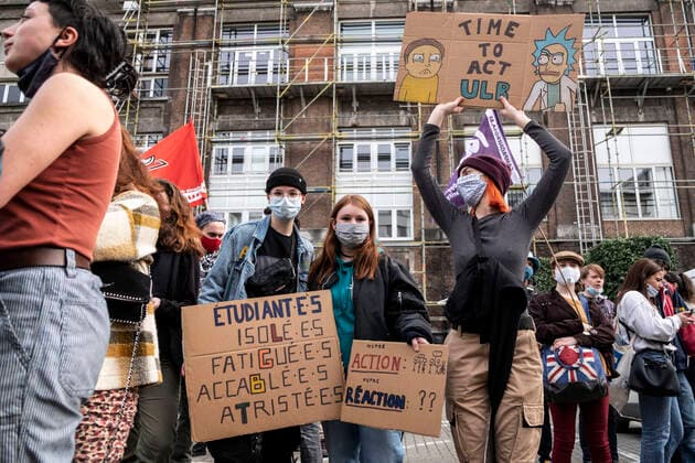 February 22, 2021, Brussels, Puglia, Belgium: Students protest against the isolation and precariousness due to the Covid-19 crisis at the Libre University (ULB) in Brussels. The students are asking, among others, for the reopening of audiences, the resumption of extra-curricular activities, the resumption of sport, free psychological support, and a Covid-19 grant. Brussels, Belgium, February 22, 2021. Brussels Belgium - ZUMAm177 20210222_zip_m177_023 Copyright: xValeriaxMongellix
