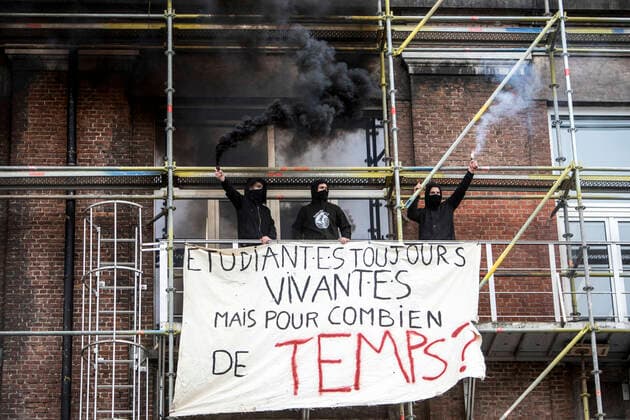February 22, 2021, Brussels, Puglia, Belgium: Students protest against the isolation and precariousness due to the Covid-19 crisis at the Libre University (ULB) in Brussels. The students are asking, among others, for the reopening of audiences, the resumption of extra-curricular activities, the resumption of sport, free psychological support, and a Covid-19 grant. Brussels, Belgium, February 22, 2021. Brussels Belgium - ZUMAm177 20210222_zip_m177_024 Copyright: xValeriaxMongellix