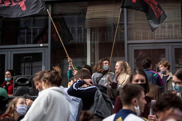 February 22, 2021, Brussels, Puglia, Belgium: Students protest against the isolation and precariousness due to the Covid-19 crisis at the Libre University (ULB) in Brussels. The students are asking, among others, for the reopening of audiences, the resumption of extra-curricular activities, the resumption of sport, free psychological support, and a Covid-19 grant. Brussels, Belgium, February 22, 2021. Brussels Belgium - ZUMAm177 20210222_zip_m177_031 Copyright: xValeriaxMongellix