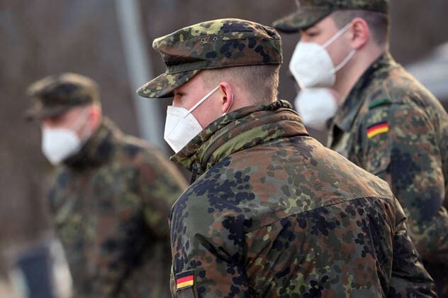 Themenbild Wehrpflicht,Soldaten,Dienstgrad.Rang,Rangabzeichen,Dienstgradabzeichen. Soldaten der Bundeswehr helfen bei der Testung von Einreisenden,sie tragen ffp2 Mundschutz,Maske. Grenzkontrollen an der oesterreichisch deutschen Grenze ,Grenzuebergang Kiefersfelden Grenzpolizisten kontrollieren Autofahrer bei der Einreise von Tirol Oesterreich nach Bayern Deutschland.