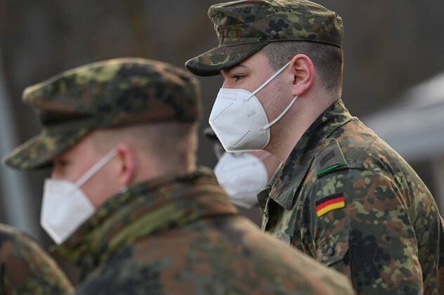 Themenbild Wehrpflicht,Soldaten,Dienstgrad.Rang,Rangabzeichen,Dienstgradabzeichen. Soldaten der Bundeswehr helfen bei der Testung von Einreisenden,sie tragen ffp2 Mundschutz,Maske. Grenzkontrollen an der oesterreichisch deutschen Grenze ,Grenzuebergang Kiefersfelden Grenzpolizisten kontrollieren Autofahrer bei der Einreise von Tirol Oesterreich nach Bayern Deutschland.