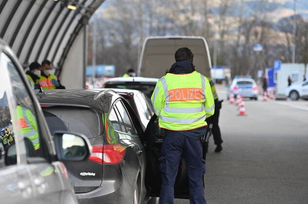 Grenzkontrollen an der oesterreichisch deutschen Grenze ,Grenzuebergang Kiefersfelden Grenzpolizisten kontrollieren Autofahrer bei der Einreise von Tirol Oesterreich nach Bayern Deutschland.