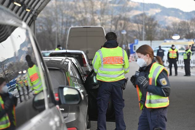 Grenzkontrollen an der oesterreichisch deutschen Grenze ,Grenzuebergang Kiefersfelden Grenzpolizisten kontrollieren Autofahrer bei der Einreise von Tirol Oesterreich nach Bayern Deutschland.