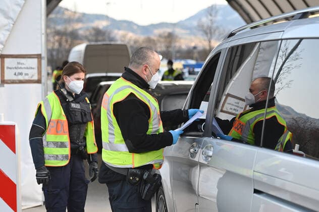 Grenzkontrollen an der oesterreichisch deutschen Grenze ,Grenzuebergang Kiefersfelden Grenzpolizisten kontrollieren Autofahrer bei der Einreise von Tirol Oesterreich nach Bayern Deutschland.