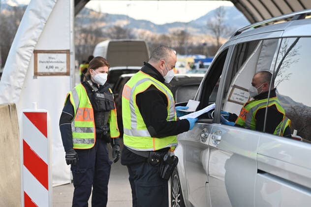 Grenzkontrollen an der oesterreichisch deutschen Grenze ,Grenzuebergang Kiefersfelden Grenzpolizisten kontrollieren Autofahrer bei der Einreise von Tirol Oesterreich nach Bayern Deutschland.