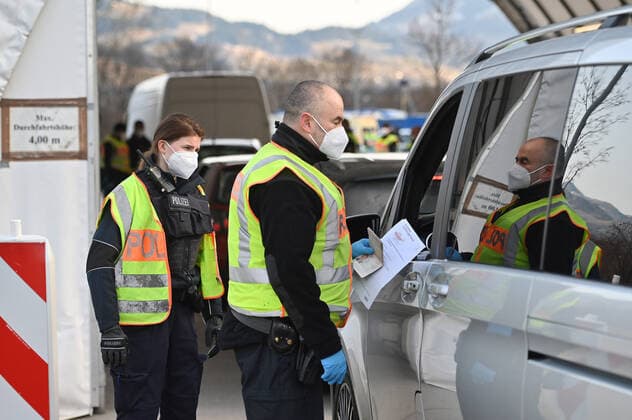 Grenzkontrollen an der oesterreichisch deutschen Grenze ,Grenzuebergang Kiefersfelden Grenzpolizisten kontrollieren Autofahrer bei der Einreise von Tirol Oesterreich nach Bayern Deutschland.