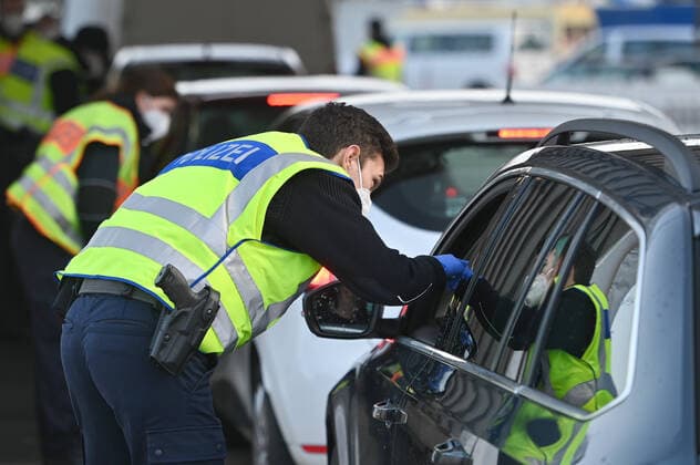Grenzkontrollen an der oesterreichisch deutschen Grenze ,Grenzuebergang Kiefersfelden Grenzpolizisten kontrollieren Autofahrer bei der Einreise von Tirol Oesterreich nach Bayern Deutschland.