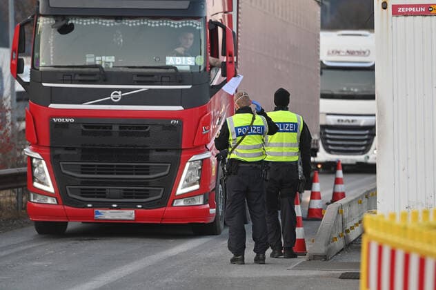 Grenzkontrollen an der oesterreichisch deutschen Grenze ,Grenzuebergang Kiefersfelden Grenzpolizisten kontrollieren LKW.Lastkraftwagen,Gueterverker,Lieferkette bei der Einreise von Tirol Oesterreich nach Bayern Deutschland.
