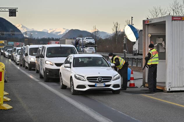 Grenzkontrollen an der oesterreichisch deutschen Grenze ,Grenzuebergang Kiefersfelden Grenzpolizisten kontrollieren Autofahrer bei der Einreise von Tirol Oesterreich nach Bayern Deutschland.