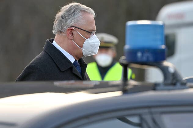 Bayerns Innenminister Joachim Herrmann informiert sich ueber Einreisekontrollen und Corona-Testungen in Kiefersfelden an der Grenze zu Tirol. Grenzkontrollen an der oesterreichisch deutschen Grenze ,Grenzuebergang Kiefersfelden Einreise von Tirol Oesterreich nach Bayern Deutschland.