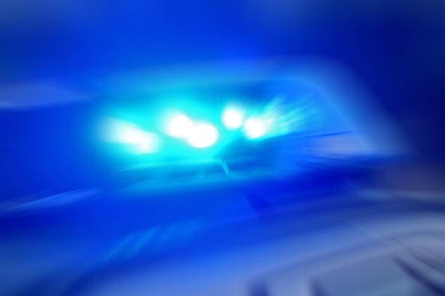 Grenzkontrollen an der oesterreichisch deutschen Grenze ,Grenzuebergang Kiefersfelden Grenzpolizisten kontrollieren Autofahrer bei der Einreise von Tirol Oesterreich nach Bayern Deutschland. Blaulicht blinkt an einem Einsatzfahrzeug.