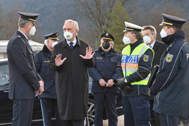 Bayerns Innenminister Joachim Herrmann informiert sich ueber Einreisekontrollen und Corona-Testungen in Kiefersfelden an der Grenze zu Tirol. Grenzkontrollen an der oesterreichisch deutschen Grenze ,Grenzuebergang Kiefersfelden Einreise von Tirol Oesterreich nach Bayern Deutschland.