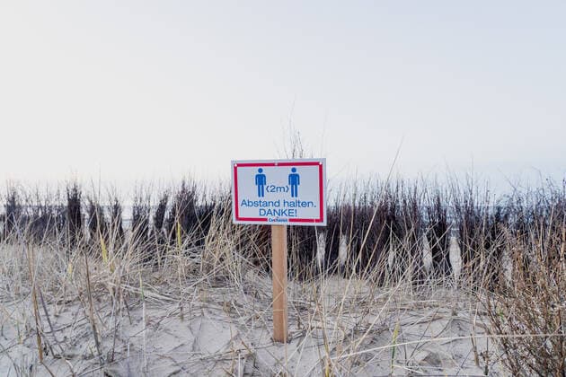 Schild Abstand halten an der Strandpromenade in Cuxhaven in Niedersachsen;Schild Abstand halten an der Strandpromenade in Cuxhaven in Niedersachsen, Hamburg Hamburg Deutschland Cinemaxx Dammtor