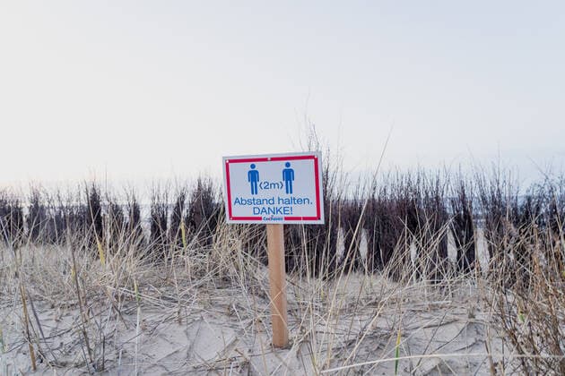 Schild Abstand halten an der Strandpromenade in Cuxhaven in Niedersachsen;Schild Abstand halten an der Strandpromenade in Cuxhaven in Niedersachsen, Hamburg Hamburg Deutschland Cinemaxx Dammtor