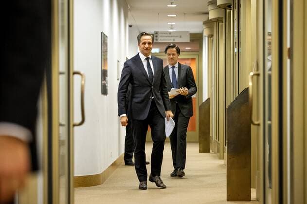 DEN HAAG - Minister-president Mark Rutte en minister Hugo de Jonge (Volksgezondheid, Welzijn en Sport) voorafgaand aan een persconferentie over de coronamaatregelen. De avondklok wordt verlengd omdat het kabinet de maatregel nodig denkt te hebben om ruimte te cre˜ren voor andere versoepelingen. ANP SEM VAN DER WAL Copyright: xHollandsexHoogtex xxANPx x428567001x