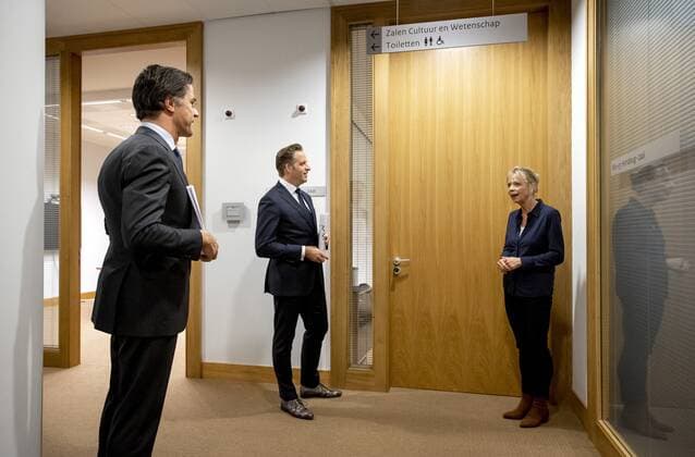 DEN HAAG - Minister-president Mark Rutte en minister Hugo de Jonge (Volksgezondheid, Welzijn en Sport) voorafgaand aan een persconferentie over de coronamaatregelen. De avondklok wordt verlengd omdat het kabinet de maatregel nodig denkt te hebben om ruimte te cre˜ren voor andere versoepelingen. ANP SEM VAN DER WAL Copyright: xHollandsexHoogtex xxANPx x428567410x