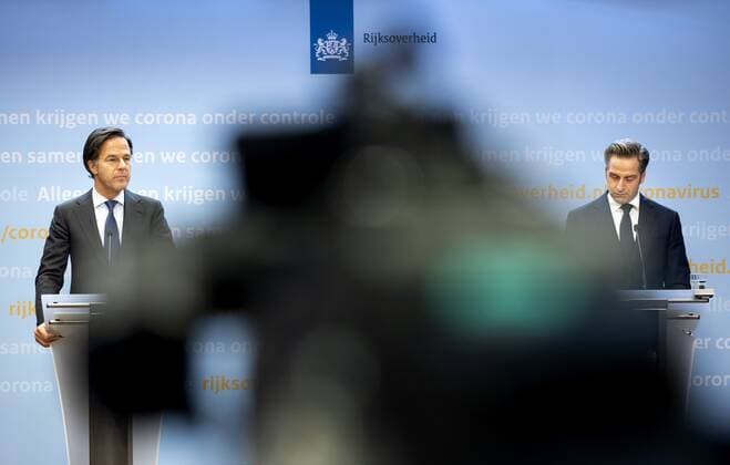 DEN HAAG - Minister-president Mark Rutte en minister Hugo de Jonge (Volksgezondheid, Welzijn en Sport) tijdens een persconferentie over de coronamaatregelen. De avondklok wordt verlengd omdat het kabinet de maatregel nodig denkt te hebben om ruimte te cre˜ren voor andere versoepelingen. ANP SEM VAN DER WAL Copyright: xHollandsexHoogtex xxANPx x428567467x