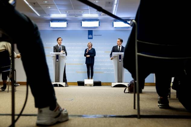 DEN HAAG - Minister-president Mark Rutte en minister Hugo de Jonge (Volksgezondheid, Welzijn en Sport) tijdens een persconferentie over de coronamaatregelen. De avondklok wordt verlengd omdat het kabinet de maatregel nodig denkt te hebben om ruimte te cre˜ren voor andere versoepelingen. ANP SEM VAN DER WAL Copyright: xHollandsexHoogtex xxANPx x428568124x