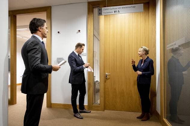 DEN HAAG - Minister-president Mark Rutte en minister Hugo de Jonge (Volksgezondheid, Welzijn en Sport) voorafgaand aan een persconferentie over de coronamaatregelen. De avondklok wordt verlengd omdat het kabinet de maatregel nodig denkt te hebben om ruimte te cre˜ren voor andere versoepelingen. ANP SEM VAN DER WAL Copyright: xHollandsexHoogtex xxANPx x428568898x
