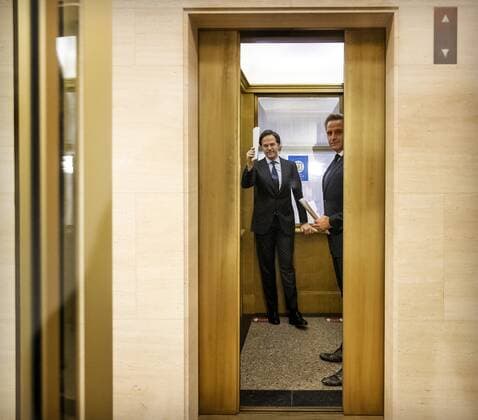 DEN HAAG - Minister-president Mark Rutte en minister Hugo de Jonge (Volksgezondheid, Welzijn en Sport) na afloop van een persconferentie over de coronamaatregelen. De avondklok wordt verlengd omdat het kabinet de maatregel nodig denkt te hebben om ruimte te cre˜ren voor andere versoepelingen. ANP SEM VAN DER WAL Copyright: xHollandsexHoogtex xxANPx x428569843x