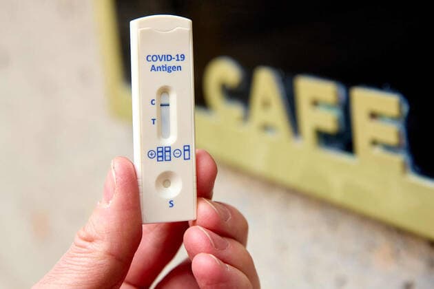 - Wien 23.02.2021 - Coronavirus Krise - Am 15. März könnten laut heutigen Meldungen auch Gastronomie und Kulturstätten wieder aufsperren. Teil des Konzepts könnte das Freitesten sein bei dem ein Corona-Schnelltest nicht älter als 48 Stunden den Eintritt in Restaurants, Gaststätten, Hotels, Lokale und alle Kulturbetriebe wie Theater, Kinos, Opern- und Konzerthäuser etc ermöglichen soll. PHOTO: Noch sind alle Lokale und Terrassen für Kunden geschlossen. Mit einem negativen Corona Antigentest könnte ein Besuch wieder möglich werden. Vienna, Austria - Coronavirus Crisis - According to today s reports, restaurants and cultural sites could open again on March 15. Part of the concept could be the so called freest of all, in which a corona
