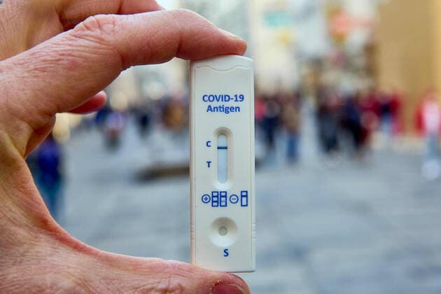 - Wien 23.02.2021 - Coronavirus Krise - Am 15. März könnten laut heutigen Meldungen auch Gastronomie und Kulturstätten wieder aufsperren. Teil des Konzepts könnte das Freitesten sein bei dem ein Corona-Schnelltest nicht älter als 48 Stunden den Eintritt in Restaurants, Gaststätten, Hotels, Lokale und alle Kulturbetriebe wie Theater, Kinos, Opern- und Konzerthäuser etc ermöglichen soll. PHOTO: Noch sind alle Lokale und Terrassen für Kunden geschlossen. Mit einem negativen Corona Antigentest könnte ein Besuch wieder möglich werden. Vienna, Austria - Coronavirus Crisis - According to today s reports, restaurants and cultural sites could open again on March 15. Part of the concept could be the so called freest of all, in which a corona