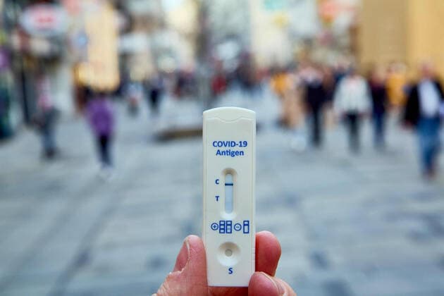 - Wien 23.02.2021 - Coronavirus Krise - Am 15. März könnten laut heutigen Meldungen auch Gastronomie und Kulturstätten wieder aufsperren. Teil des Konzepts könnte das Freitesten sein bei dem ein Corona-Schnelltest nicht älter als 48 Stunden den Eintritt in Restaurants, Gaststätten, Hotels, Lokale und alle Kulturbetriebe wie Theater, Kinos, Opern- und Konzerthäuser etc ermöglichen soll. PHOTO: Noch sind alle Lokale und Terrassen für Kunden geschlossen. Mit einem negativen Corona Antigentest könnte ein Besuch wieder möglich werden. Vienna, Austria - Coronavirus Crisis - According to today s reports, restaurants and cultural sites could open again on March 15. Part of the concept could be the so called freest of all, in which a corona