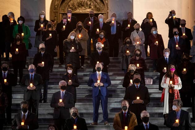 Coronavirus in den USA, Gedenkveranstaltung für Opfer der Pandemie in Washington February 23, 2021, Washington, District of Columbia, USA: Members of the Senate and House of Representatives observe a moment of silence on the East Front of the U.S. Capitol for the 500,000 American lives lost to COVID-19, in Washington, DC, February 23, 2021Credit: Rod Lamkey CNP Washington USA - ZUMAs152 20210223_zaa_s152_496 Copyright: xRodxLamkeyx-xCnpx