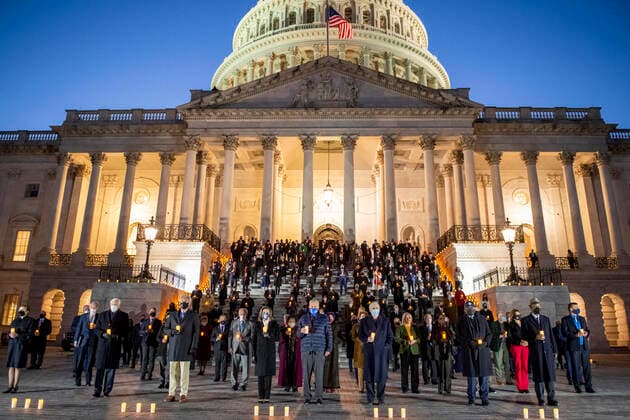 Coronavirus in den USA, Gedenkveranstaltung für Opfer der Pandemie in Washington February 23, 2021, Washington, District of Columbia, USA: Members of the Senate and House of Representatives observe a moment of silence on the East Front of the U.S. Capitol for the 500,000 American lives lost to COVID-19, in Washington, DC, February 23, 2021Credit: Rod Lamkey CNP Washington USA - ZUMAs152 20210223_zaa_s152_498 Copyright: xRodxLamkeyx-xCnpx