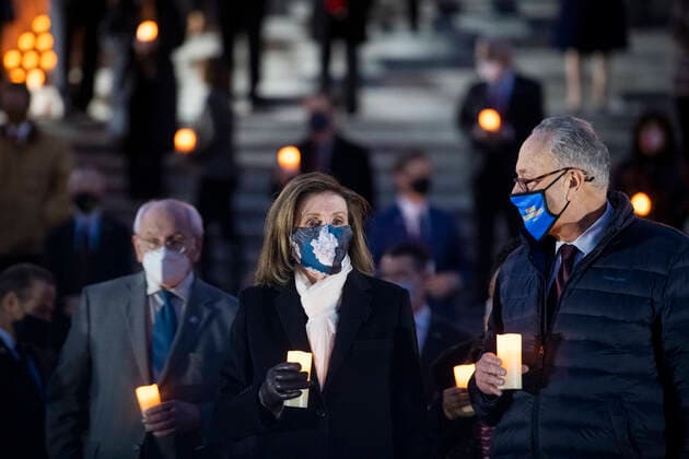 Coronavirus in den USA, Gedenkveranstaltung für Opfer der Pandemie in Washington February 23, 2021, Washington, District of Columbia, USA: Speaker of the United States House of Representatives Nancy Pelosi (Democrat of California), left, and United States Senate Majority Leader Chuck Schumer (Democrat of New York), right, join other members of the Senate and House of Representatives on the East Front of the U.S. Capitol to observe a moment of silence for the 500,000 American lives lost to COVID-19, in Washington, DC, February 23, 2021Credit: Rod Lamkey CNP Washington USA - ZUMAs152 20210223_zaa_s152_499 Copyright: xRodxLamkeyx-xCnpx
