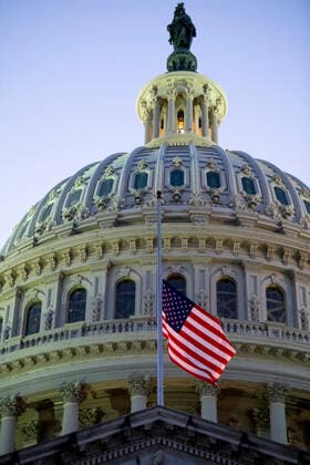 Coronavirus in den USA, Gedenkveranstaltung für Opfer der Pandemie in Washington February 23, 2021, Washington, District of Columbia, USA: A U.S. flag flies at half-staff at U.S. Capitol for the 500,000 American lives lost to COVID-19, in Washington, DC, February 23, 2021Credit: Rod Lamkey CNP Washington USA - ZUMAs152 20210223_zaa_s152_502 Copyright: xRodxLamkeyx-xCnpx