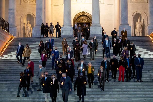Coronavirus in den USA, Gedenkveranstaltung für Opfer der Pandemie in Washington February 23, 2021, Washington, District of Columbia, USA: Members of the Senate and House of Representatives carry candles as they walk down the East Front Steps of the U.S. Capitol to observe a moment of silence for the 500,000 American lives lost to COVID-19, in Washington, DC, February 23, 2021Credit: Rod Lamkey CNP Washington USA - ZUMAs152 20210223_zaa_s152_504 Copyright: xRodxLamkeyx-xCnpx