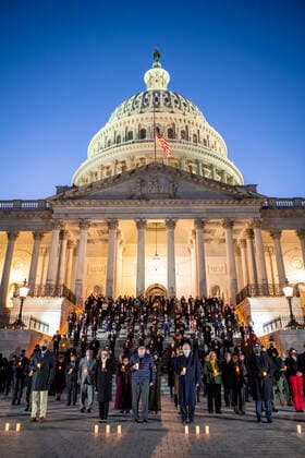 Coronavirus in den USA, Gedenkveranstaltung für Opfer der Pandemie in Washington February 23, 2021, Washington, District of Columbia, USA: Members of the Senate and House of Representatives observe a moment of silence on the East Front of the U.S. Capitol for the 500,000 American lives lost to COVID-19, in Washington, DC, February 23, 2021Credit: Rod Lamkey CNP Washington USA - ZUMAs152 20210223_zaa_s152_505 Copyright: xRodxLamkeyx-xCnpx