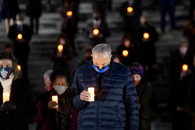 Coronavirus in den USA, Gedenkveranstaltung für Opfer der Pandemie in Washington February 23, 2021, Washington, District of Columbia, USA: United States Senate Majority Leader Chuck Schumer (Democrat of New York) joins other members of the Senate and House of Representatives on the East Front of the U.S. Capitol to observe a moment of silence for the 500,000 American lives lost to COVID-19, in Washington, DC, February 23, 2021Credit: Rod Lamkey CNP Washington USA - ZUMAs152 20210223_zaa_s152_509 Copyright: xRodxLamkeyx-xCnpx