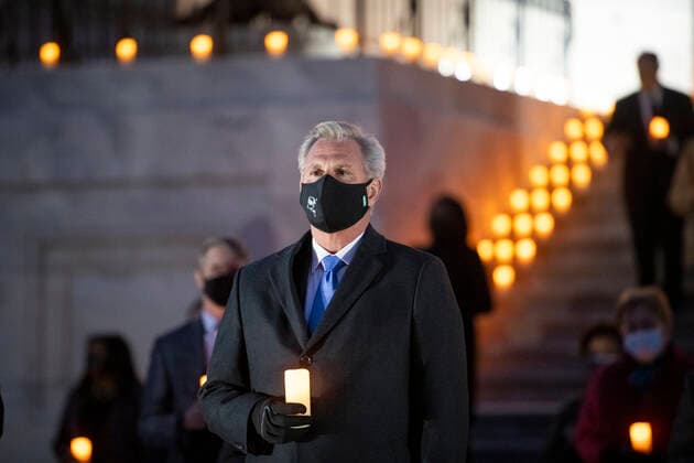 Coronavirus in den USA, Gedenkveranstaltung für Opfer der Pandemie in Washington February 23, 2021, Washington, District of Columbia, USA: United States House Minority Leader Kevin McCarthy (Republican of California) joins other members of the Senate and House of Representatives on the East Front of the U.S. Capitol to observe a moment of silence for the 500,000 American lives lost to COVID-19, in Washington, DC, February 23, 2021Credit: Rod Lamkey CNP Washington USA - ZUMAs152 20210223_zaa_s152_512 Copyright: xRodxLamkeyx-xCnpx