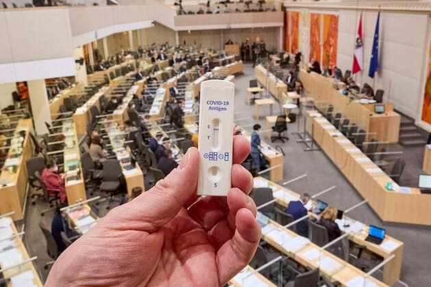 - Wien 24.02.2021 - Parlament Nationalrat - Heute fand im Nationalrat eine reguläre Sitzung statt mit den Themen, gesetzliche Regeln zum Homeoffice, Gratis-CoV-Tests in den Apotheken und Verlängerung zahlreicher CoV-Maßnahmen statt PHOTO: Ein negativer Schnelltest, Antige-Test im Plenarsaal des Nationalrats,, Antigentest , Reintesten, Freitesten Eintrittstests, Vienna (AUSTRIA) - Today a regular meeting took place in the National Council with the topics, legal rules for home office, free CoV tests in pharmacies and the extension of numerous CoV measures. Nationalrat Sitzung