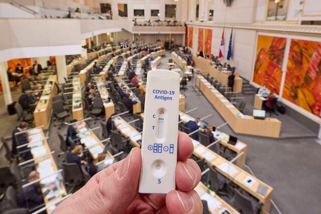 - Wien 24.02.2021 - Parlament Nationalrat - Heute fand im Nationalrat eine reguläre Sitzung statt mit den Themen, gesetzliche Regeln zum Homeoffice, Gratis-CoV-Tests in den Apotheken und Verlängerung zahlreicher CoV-Maßnahmen statt PHOTO: Ein negativer Schnelltest, Antige-Test im Plenarsaal des Nationalrats,, Antigentest , Reintesten, Freitesten Eintrittstests, Vienna (AUSTRIA) - Today a regular meeting took place in the National Council with the topics, legal rules for home office, free CoV tests in pharmacies and the extension of numerous CoV measures. Nationalrat Sitzung