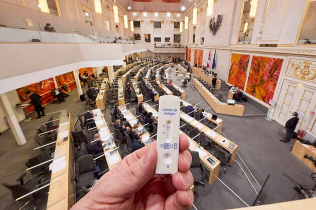 - Wien 24.02.2021 - Parlament Nationalrat - Heute fand im Nationalrat eine reguläre Sitzung statt mit den Themen, gesetzliche Regeln zum Homeoffice, Gratis-CoV-Tests in den Apotheken und Verlängerung zahlreicher CoV-Maßnahmen statt PHOTO: Ein negativer Schnelltest, Antigen-Test im Plenarsaal des Nationalrats,, Antigentest , Reintesten, Freitesten Eintrittstests, Vienna (AUSTRIA) - Today a regular meeting took place in the National Council with the topics, legal rules for home office, free CoV tests in pharmacies and the extension of numerous CoV measures. Nationalrat Sitzung