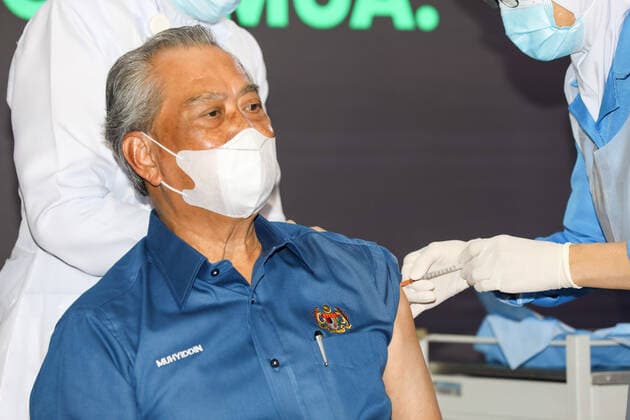 (210224) -- PUTRAJAYA, Feb. 24, 2021 -- Malaysian Prime Minister Muhyiddin Yassin receives a shot of COVID-19 vaccine in Putrajaya, Malaysia, Feb. 24, 2021. Malaysia launched its national immunization program on Wednesday, with Prime Minister Muhyiddin Yassin being the first to be vaccinated. This would be Malaysia s largest vaccination program ever, aiming to inoculate at least 80 percent of the country s total population to achieve protection against COVID-19, which has infected over 280,000 people and caused over 1,000 deaths in the country so far. ( Handout via Xinhua) MALAYSIA-COVID-19-IMMUNIZATION DRIVE Malaysia sxDepartmentxofxInformation