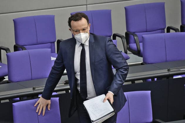 Bundesgesundheitsminister Jens Spahn bei der Regierungsbefragung 24.02.2021 Bundesgesundheitsminister Jens Spahn bei der Regierungsbefragung auf der Regierungsbank, mit Maske und Papieren Bundestag Berlin GER