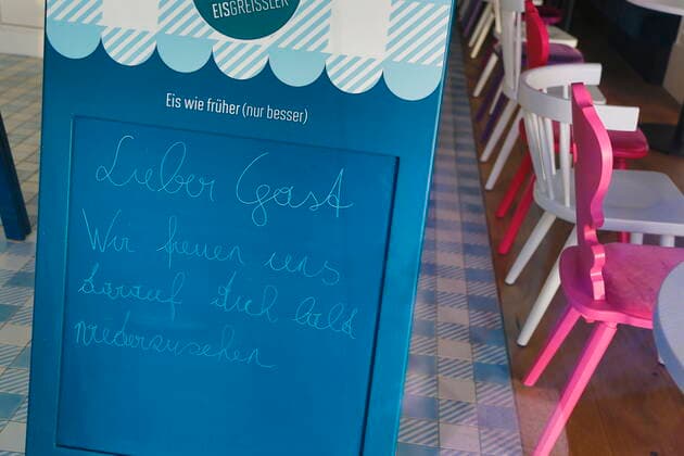 Corona-Situation im Outlet-Center Parndorf, 23.02.2021 Corona-Pandemie, Corona, Corona-Virus, CoV 2, Covid 19, Sars, Virus, Virusinfektion, Pandemie, CoronakriseKrise, Viruserkrankung, Coronavirus, SARS-CoV-2 Tische, Stühle Gastronomie, Gastgewerbe, geschlossen Wien Austria