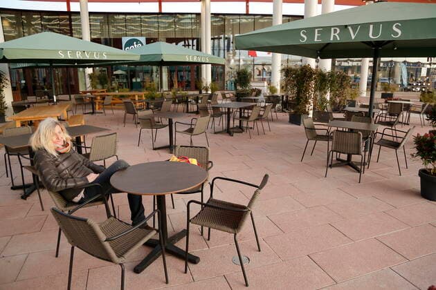 Corona-Situation im Outlet-Center Parndorf, 23.02.2021 Corona-Pandemie, Corona, Corona-Virus, CoV 2, Covid 19, Sars, Virus, Virusinfektion, Pandemie, CoronakriseKrise, Viruserkrankung, Coronavirus, SARS-CoV-2 Restaurant SERVUS im PADO Gastronomie, Wirtschaftskrise, Wirtschaft, Gastgewerbe, Restaurant, Gastronomie, Gasthäuser, Gasthaus, Gaststätte, Restaurant, Schenke, Bar, Geschlossen, geschlossene Lokale, geschlossenes Restaurant, zu Tische, Stühle Wien Austria