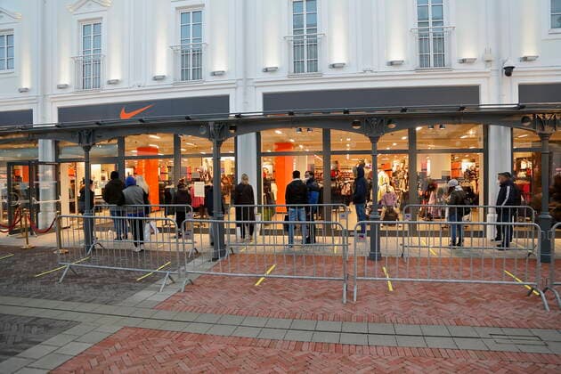 Corona-Situation im Outlet-Center Parndorf, 23.02.2021 Corona-Pandemie, Corona, Corona-Virus, CoV 2, Covid 19, Sars, Virus, Virusinfektion, Pandemie, CoronakriseKrise, Viruserkrankung, Coronavirus, SARS-CoV-2 Wieder geöffneter Handel Geschäft, Geschöfte, geöffnet, offen, offene Menschenschlange, Menschenschlangen, Käufer Maskenpflicht, FFP - Maske, FFP2 - Maske, Mund - Nasenschutzmasken, Atemschutzmaske, Atemmaske, Gesichtsmaske, Mund-Nasen-Masken, Schutzmaske, MNS, Mund-Nasen-Schutz, Einwegmasken, Einwegmaske, Papiermasken, Corona-Mundschutz, Maskentragen, Maske Wien Austria
