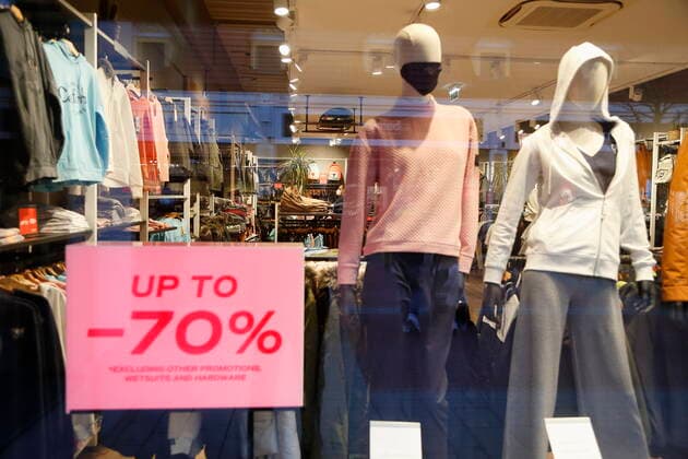 Corona-Situation im Outlet-Center Parndorf, 23.02.2021 Corona-Pandemie, Corona, Corona-Virus, CoV 2, Covid 19, Sars, Virus, Virusinfektion, Pandemie, CoronakriseKrise, Viruserkrankung, Coronavirus, SARS-CoV-2 Wieder geöffneter Handel Geschäft, Geschöfte, geöffnet, offen, offene Sale, Ausverkauf, Rausverkauf, Abverkauf Wien Austria
