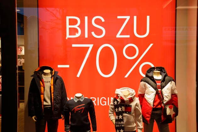 Corona-Situation im Outlet-Center Parndorf, 23.02.2021 Corona-Pandemie, Corona, Corona-Virus, CoV 2, Covid 19, Sars, Virus, Virusinfektion, Pandemie, CoronakriseKrise, Viruserkrankung, Coronavirus, SARS-CoV-2 Wieder geöffneter Handel Geschäft, Geschöfte, geöffnet, offen, offene Sale, Ausverkauf, Rausverkauf, Abverkauf Wien Austria