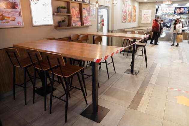Corona-Situation im Outlet-Center Parndorf, 23.02.2021 Corona-Pandemie, Corona, Corona-Virus, CoV 2, Covid 19, Sars, Virus, Virusinfektion, Pandemie, CoronakriseKrise, Viruserkrankung, Coronavirus, SARS-CoV-2 Gastronomie, Wirtschaftskrise, Wirtschaft, Gastgewerbe, Restaurant, Gastronomie, Gasthäuser, Gasthaus, Gaststätte, Restaurant, Schenke, Bar, Geschlossen, geschlossene Lokale, geschlossenes Restaurant, zu Tische, Stühle Wien Austria