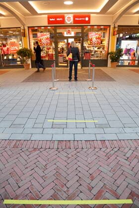 Corona-Situation im Outlet-Center Parndorf, 23.02.2021 Corona-Pandemie, Corona, Corona-Virus, CoV 2, Covid 19, Sars, Virus, Virusinfektion, Pandemie, CoronakriseKrise, Viruserkrankung, Coronavirus, SARS-CoV-2 Wieder geöffneter Handel Geschäft, Geschöfte, geöffnet, offen, offene Anstellen Abstand halten Wien Austria