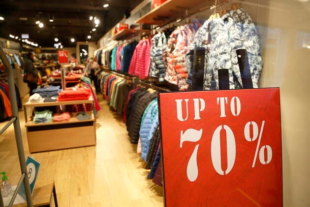 Corona-Situation im Outlet-Center Parndorf, 23.02.2021 Corona-Pandemie, Corona, Corona-Virus, CoV 2, Covid 19, Sars, Virus, Virusinfektion, Pandemie, CoronakriseKrise, Viruserkrankung, Coronavirus, SARS-CoV-2 Wieder geöffneter Handel Geschäft, Geschöfte, geöffnet, offen, offene Sale, Ausverkauf, Rausverkauf, Abverkauf Wien Austria
